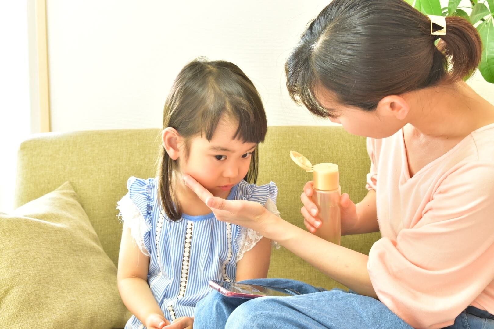 肌のスキンケアをする親子