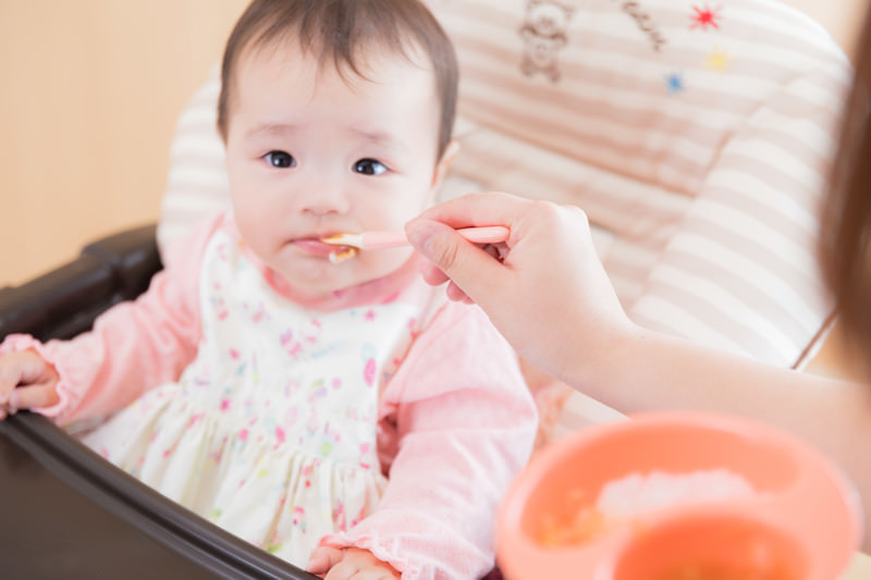 米粉を使った離乳食を食べる赤ちゃんのイメージ